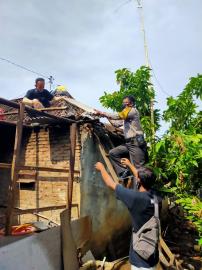 Angin puting beliung mendarat dipadukuhan Kedungranti